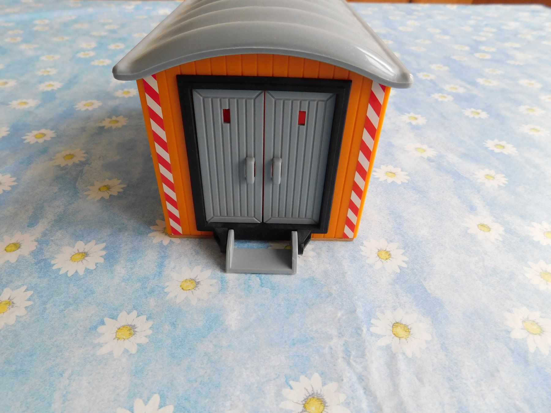 Spielzeuge: Spiel Baubaracke, Haus, Container Länge ca. 18.5 cm – Gebraucht aus Strengelbach von Wedi73 9