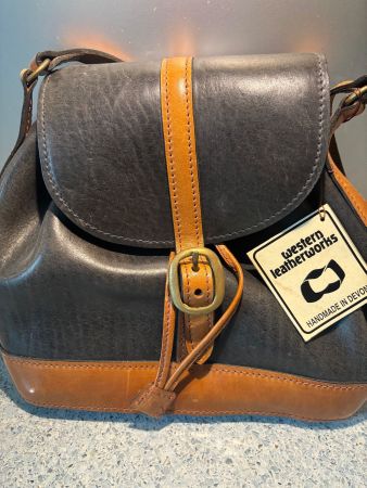 Schwarze Beuteltasche aus Leder