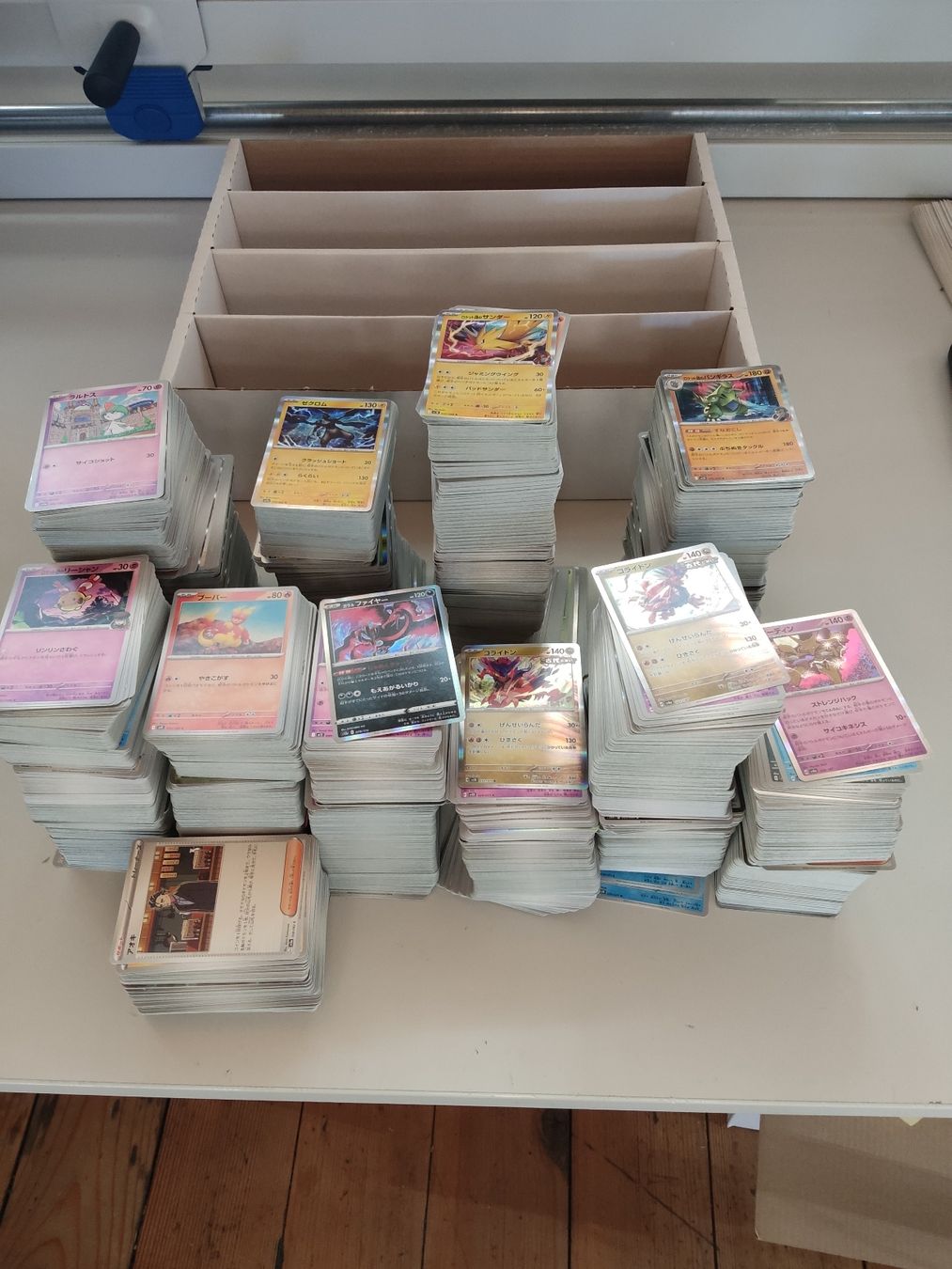 Pokémon Carte collezionabili: Pokémon Karten 4000 Stück + lager Box – Nuovo (secondo la descrizione) da Oberburg venduto da SkySpell 1