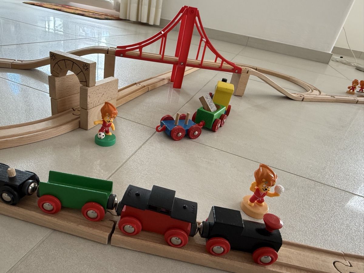 Brio Spielzeuge: Brio Holzeisenbahn mit Brücke etc. – Gebraucht aus Bassersdorf von Buesler7 1