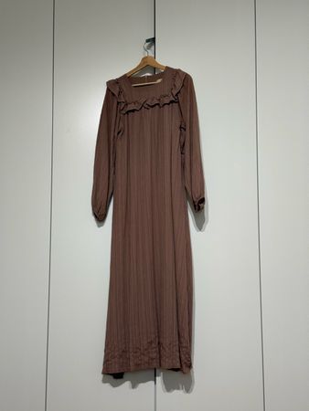 Braunes Kleid mit Rüschen Grösse S/M (42) neuwertig
