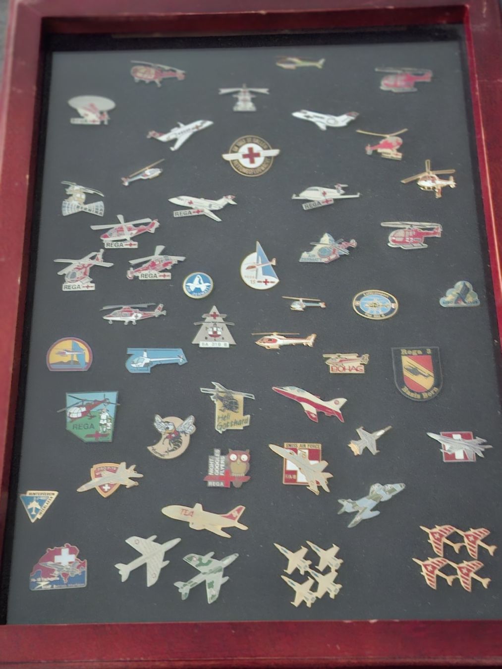 48 x REGA+FLIEGER-Pin. Sammlung in verglaster Holzvitrine! (Gebraucht ...