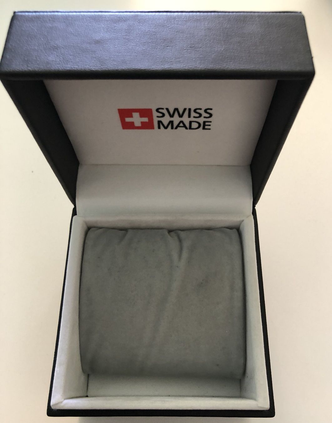 Boîtes de montres: Swiss Made Uhrenbox – D'occasion à Binningen par Steffisboerse