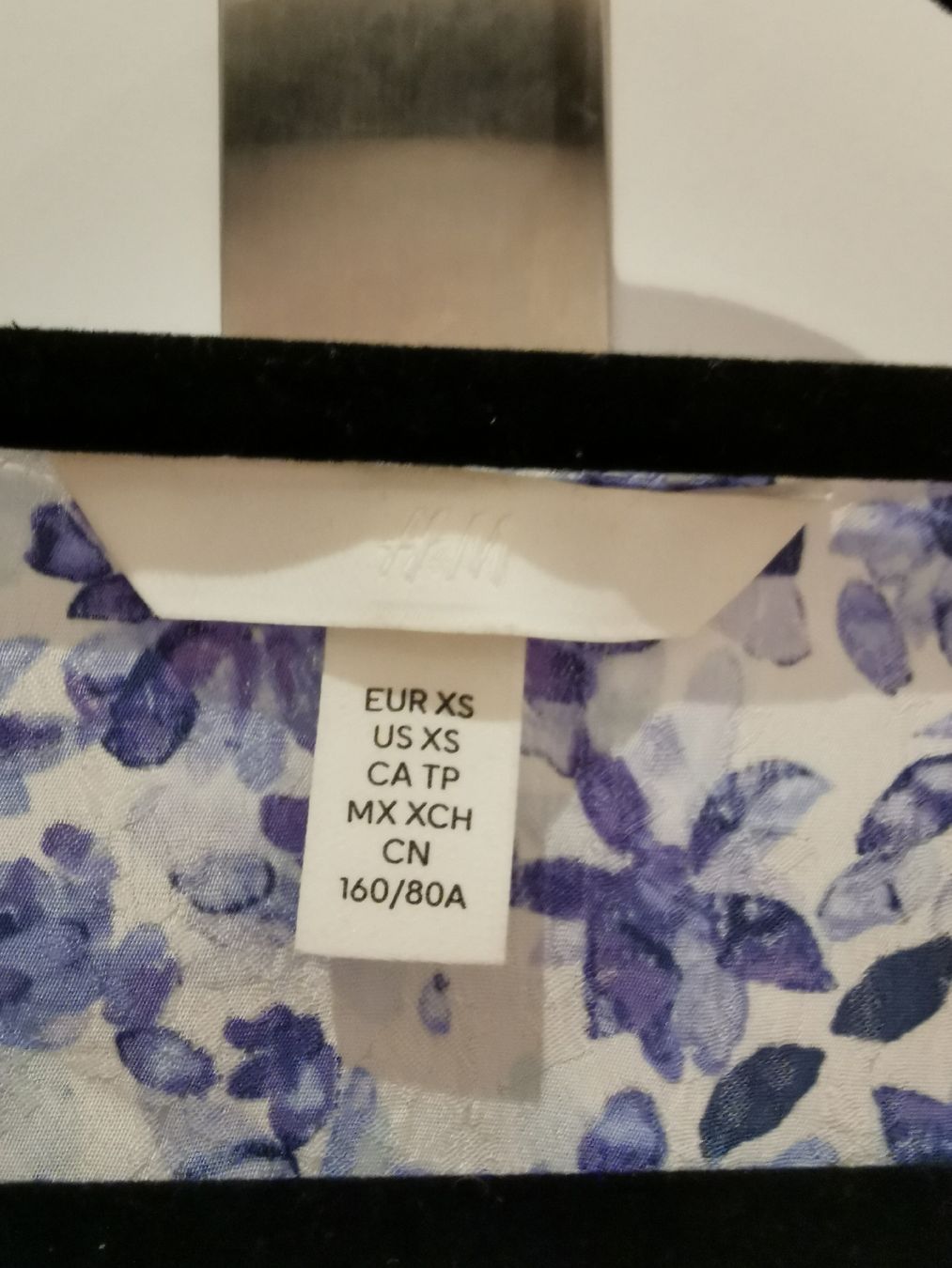 H&M Camicette: H&M Bluse mit Blumenmuster weiss-blau XS  – Nuovo (secondo la descrizione) da Ibach venduto da wave99 1