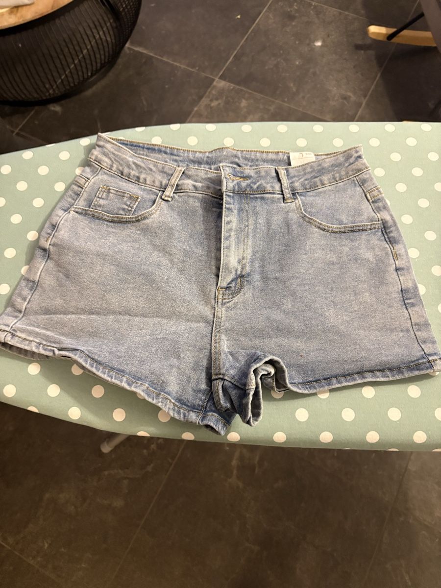 Pantalons: Mini short – D'occasion à Evionnaz par Meliestange