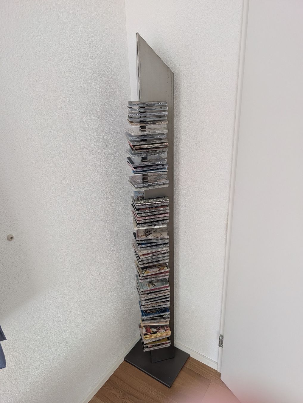 Racks & Cavalletti: Moderner CD-Staender aus Metall - Top Zustand! – Usato da Volketswil venduto da mattwalt