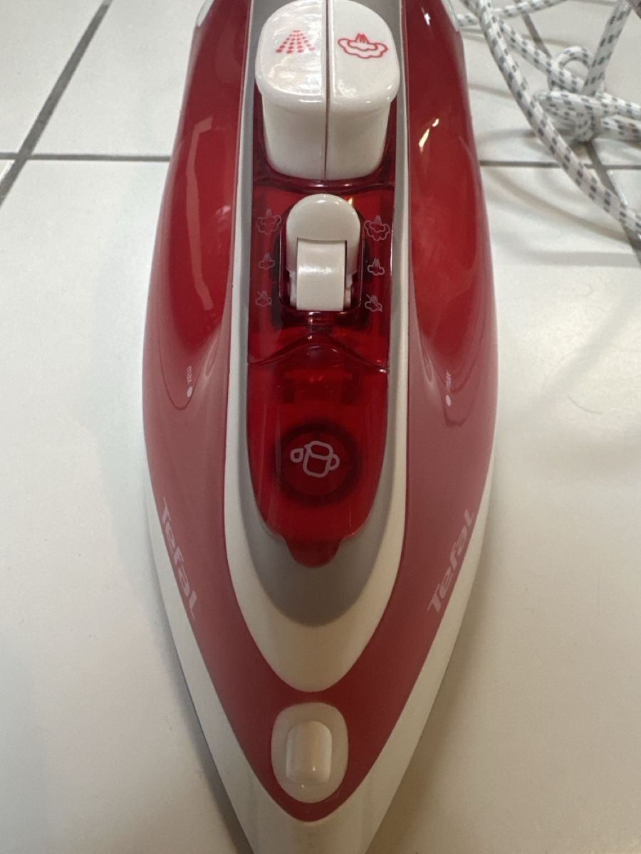 Tefal Ferri da stiro: Tefal Maestro Steam Iron Red - Great Condition – Usato da St. Gallen venduto da S_rnw2 4