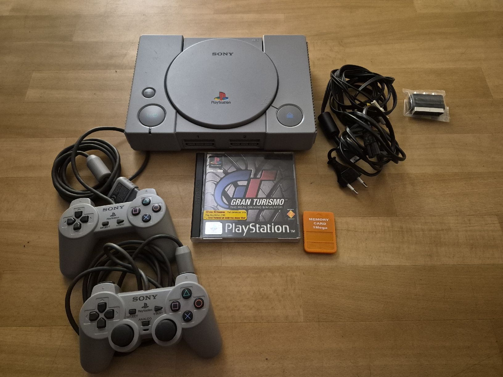 Sony Konsolen: schöne PlayStation 1 mit Game und 2 Pad – Gebraucht aus Dielsdorf von BARDARRU