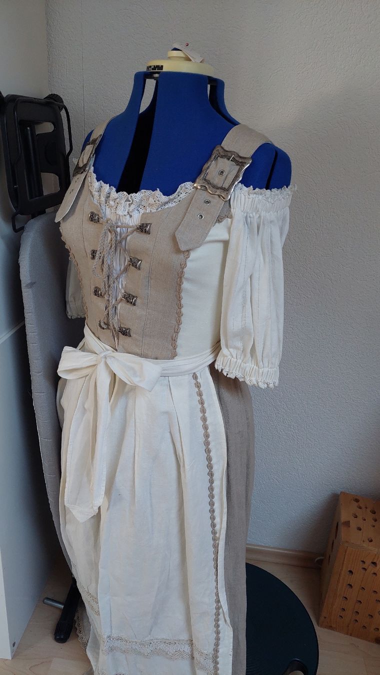 Vestiti: Dirndl – Usato da Arch venduto da Debi24 4