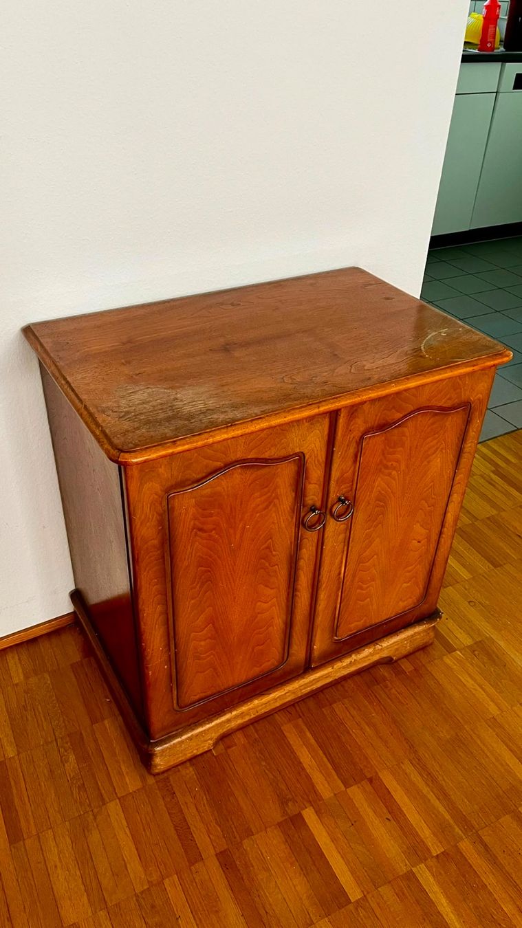 Cassettiere: Vintage Holz- Kommode mit 2 Türen – Usato da Münchenstein venduto da sil_h6c9 1