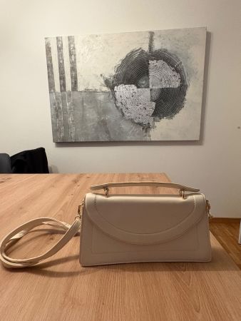 Handtasche weiss mit Schulterriemen