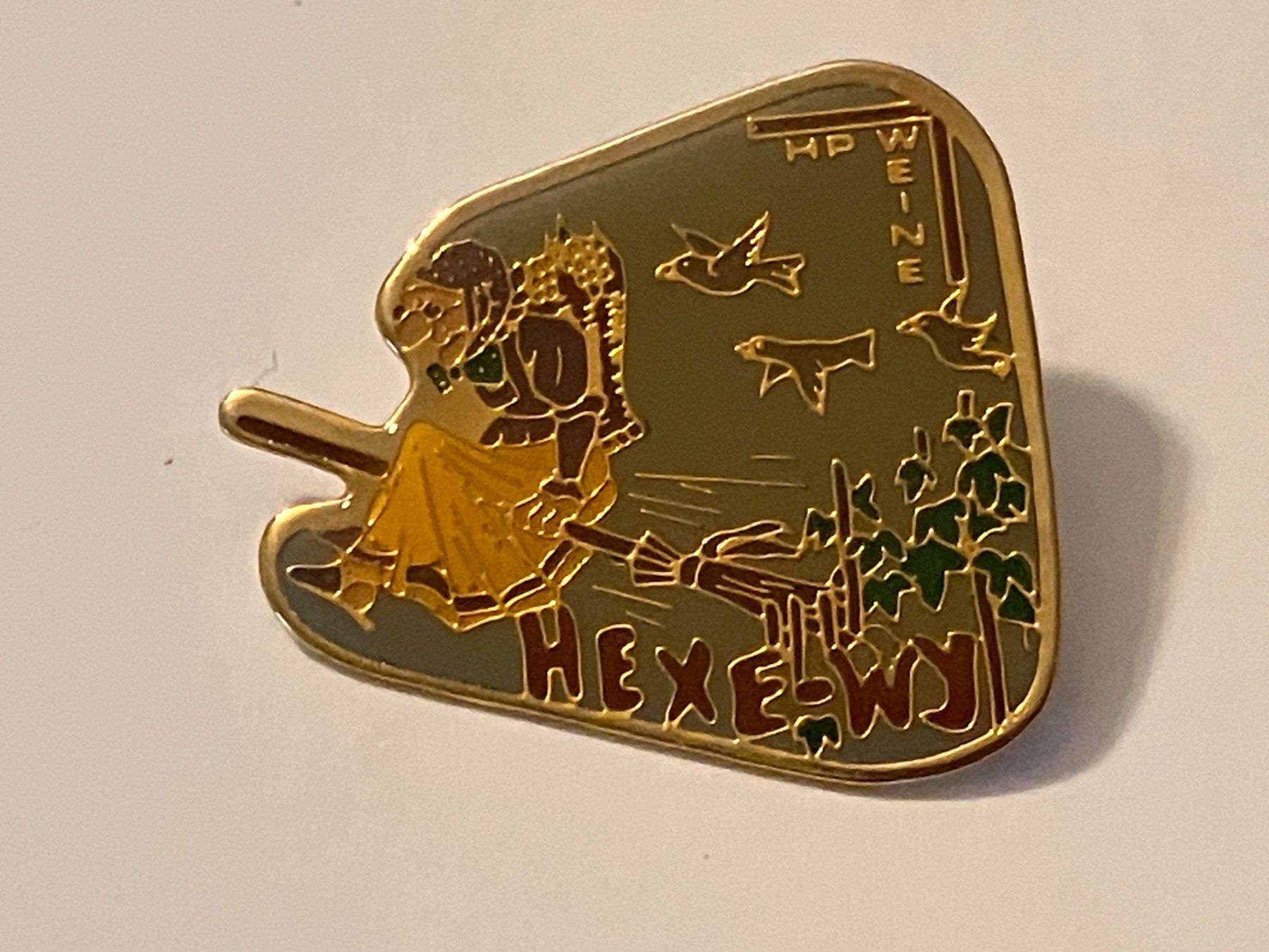 Plaketten & Abzeichen: 1 Pin Hexe Wy HP Weine – Gebraucht aus Basel von djwwpp
