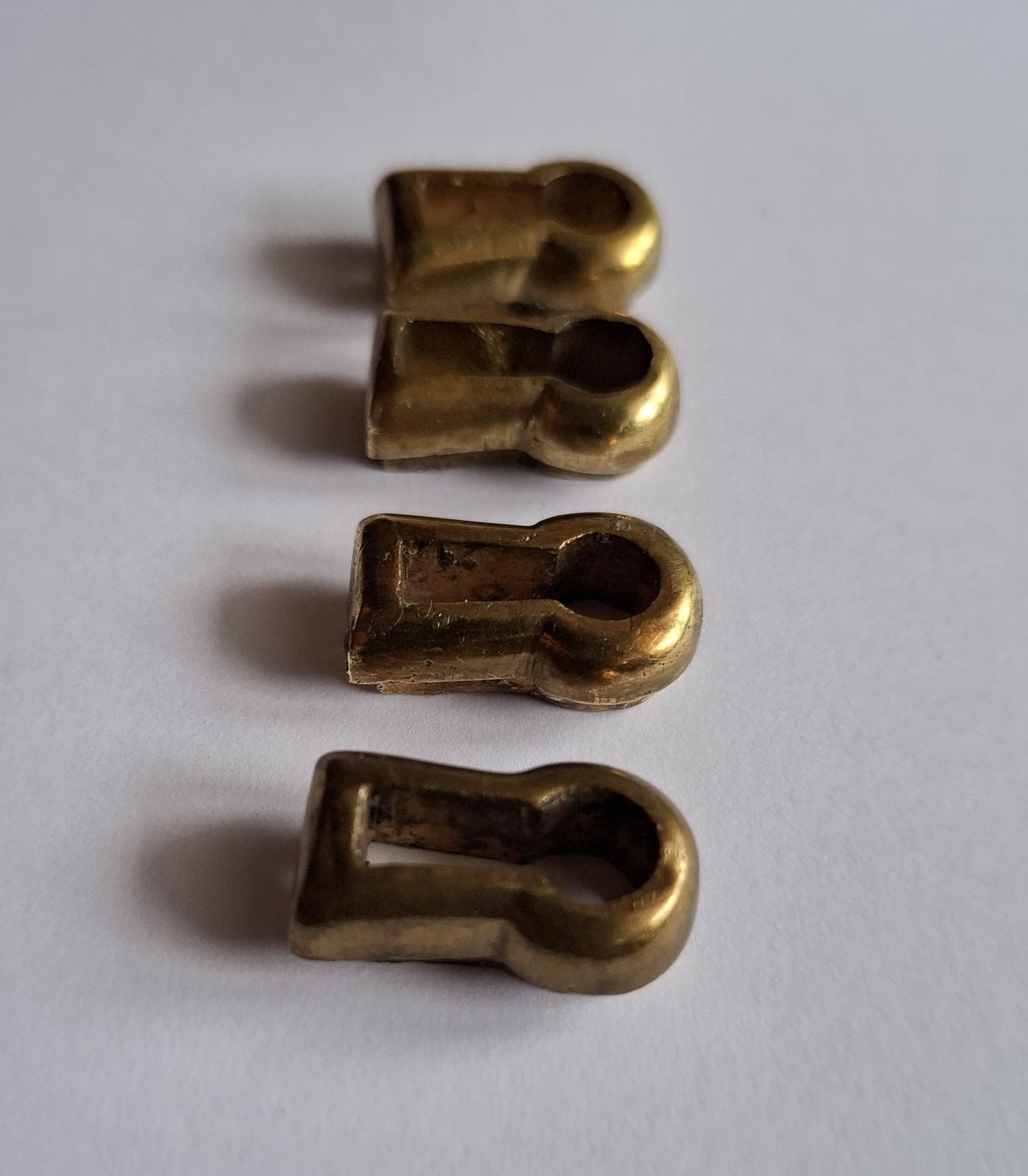 Chiavi: 4 Stück Keyhole Antik, Messing – Usato da Dietikon venduto da Hirschkopf 1