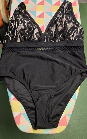 Badekleider und Bikiniteile 6 Stücje