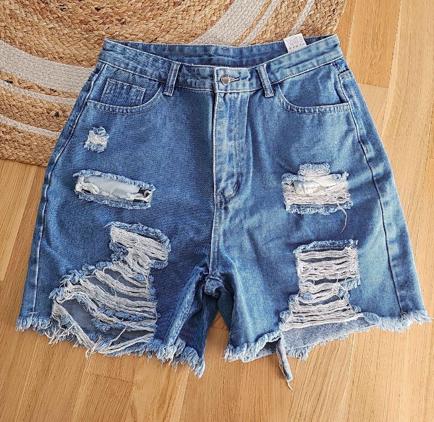 Shein Jeans: Short en jean déchiré taille haute T.L – Nuovo e nell'imballaggio originale da Forel (Lavaux) venduto da Clelia94