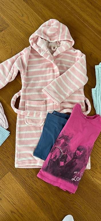 Accappatoi: Kleiderpaket 122/128 Mädchen Pyjamas Bademantel – Usato da Kastanienbaum venduto da pet_57dn 2