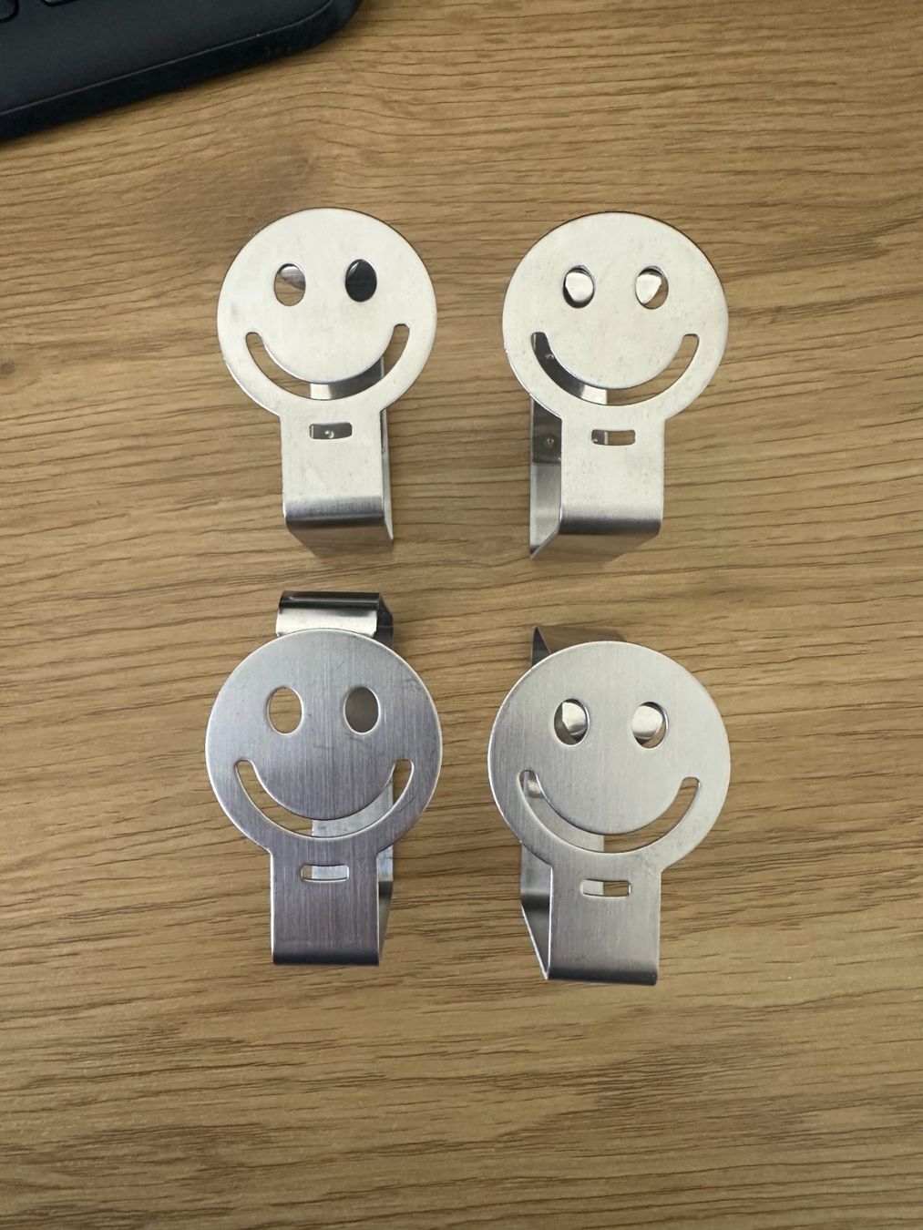 Fixations: 4x Smiley Metall Tischklammern – D'occasion à Boniswil par sunnebluemeli