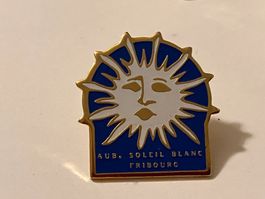 1 Pin Auberge Soleil Blanc Fribourg