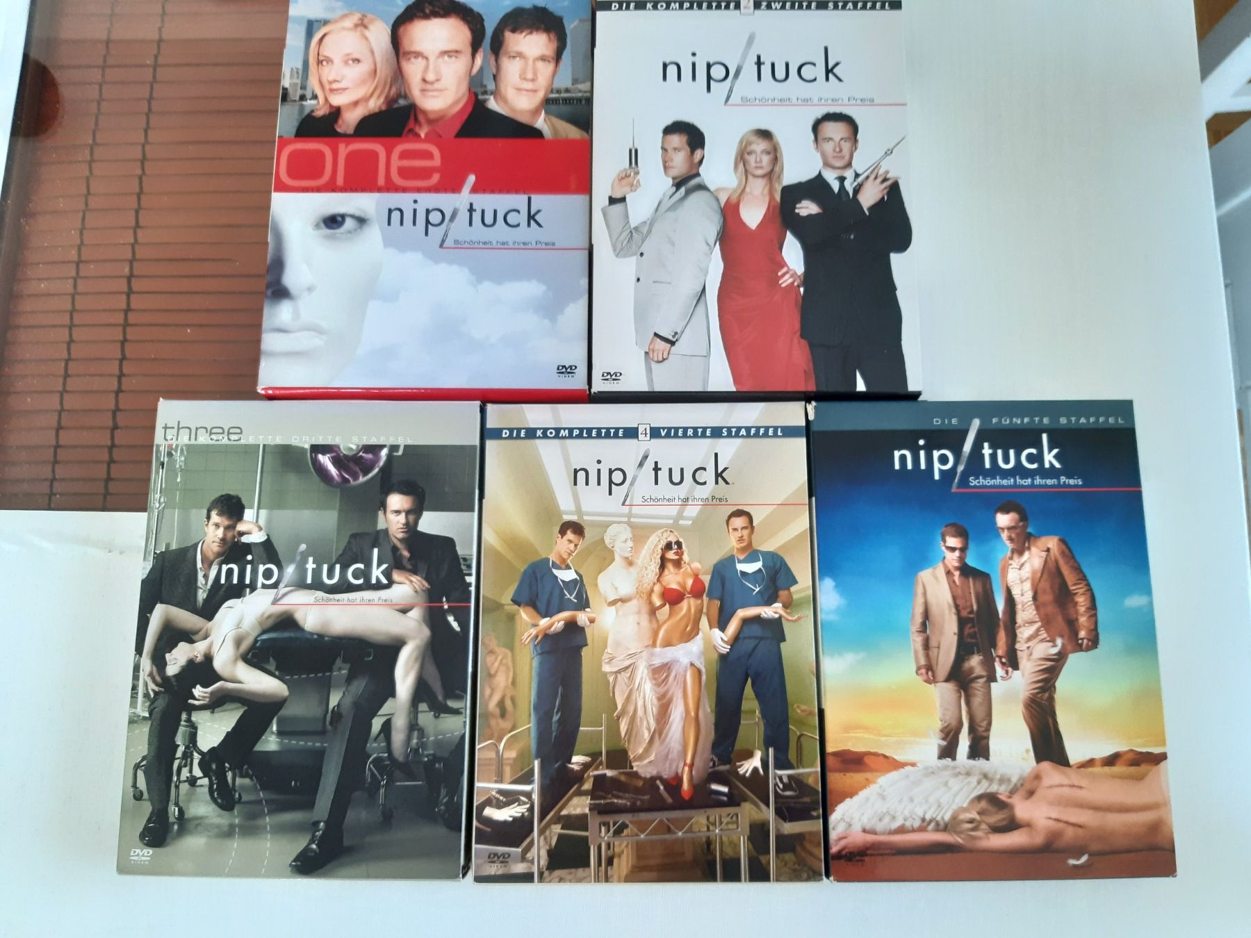 Alle DVDs: Nip Tuck - Staffel 1-5 komplett - Schönheit hat seinen Preis – Neu (gemäss Beschreibung) aus Domat-Ems von nugipuff 2