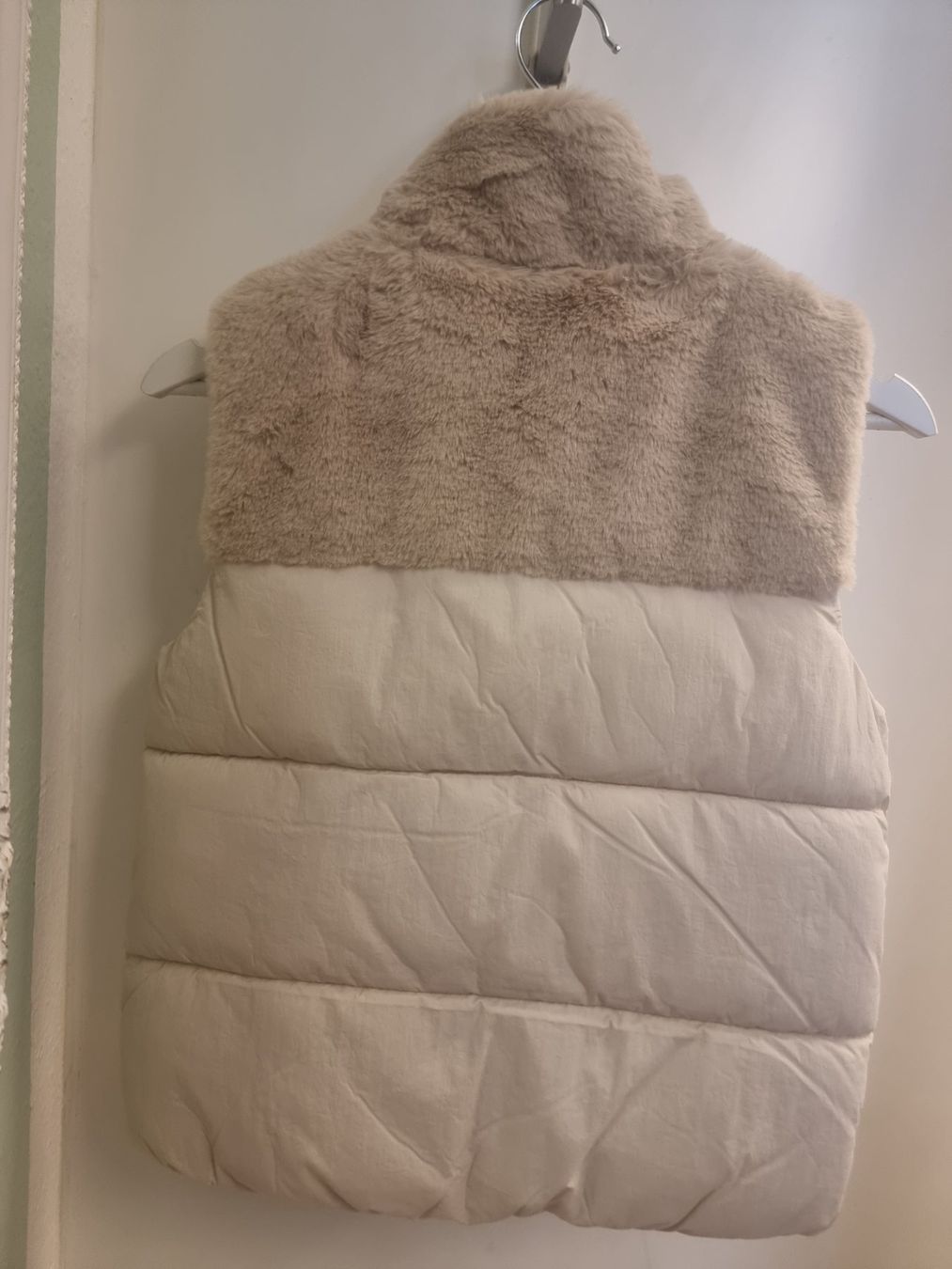 Only Sonstige Mädchenkleider: Weste mit Kunstpelzeinsatz Beige neu – Neu und originalverpackt aus Gunzwil von daryl090496 1