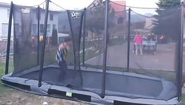 🎉 Grosses Bodentrampolin sucht neue Hüpf-Profis! 🏡