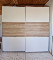 Kleiderschrank mit Schiebetüren