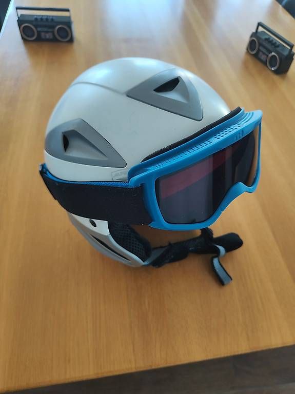 Caschi: Kinder Skihelm und Brille  – Usato da Schafisheim venduto da Lukee12