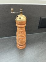 Pfeffermühle Holz Messing Handgeschnitzt