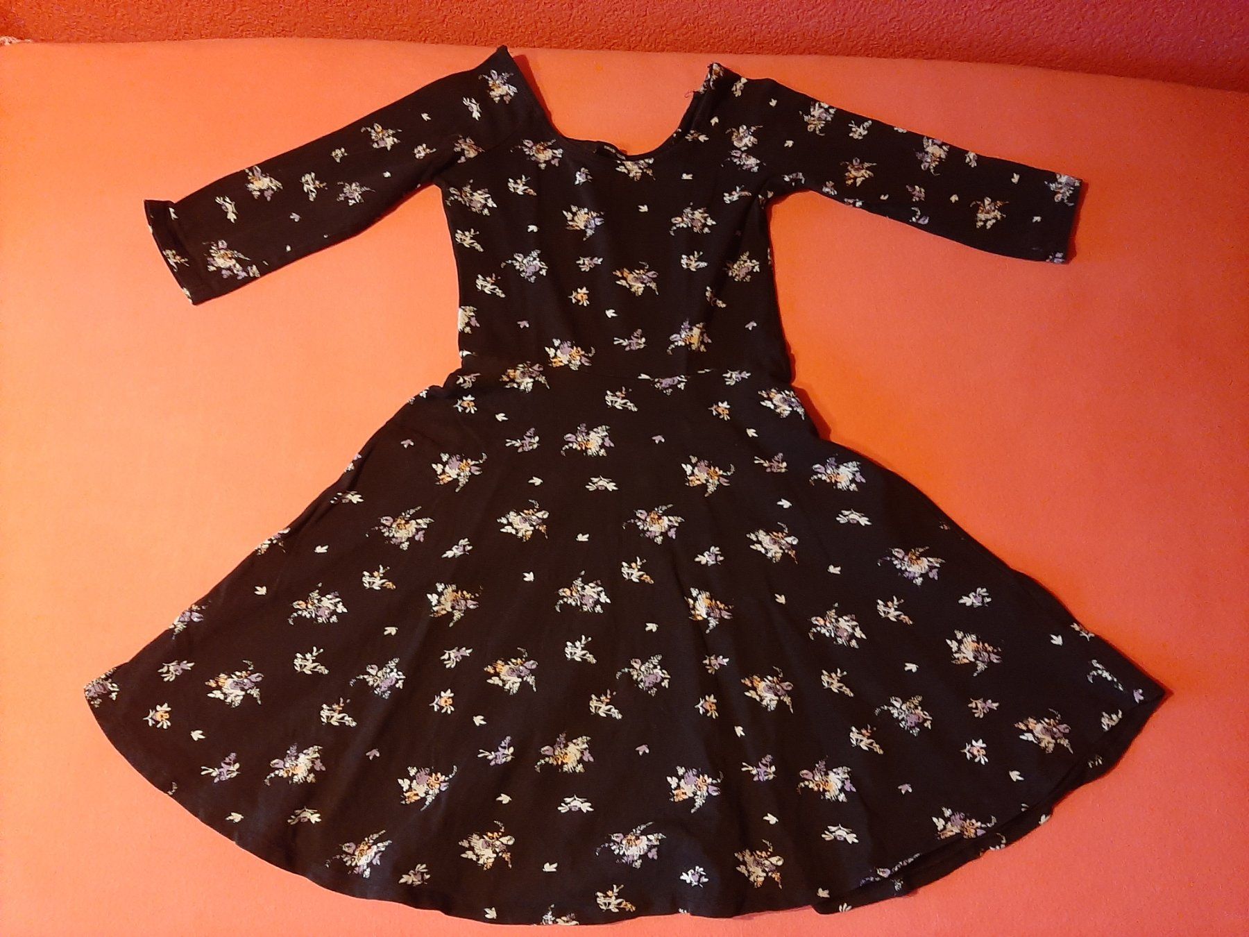 Kleider: Kleid schwarz mit Blumen, Grösse 38 – Gebraucht aus Oberlunkhofen von dreihaselnuesse 1