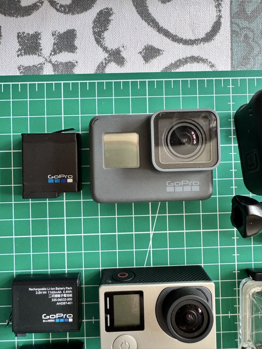 Gopro Action Cam: Lot de 4 caméras GoPro avec accessoires – D'occasion à Founex par LeGrandDude 1