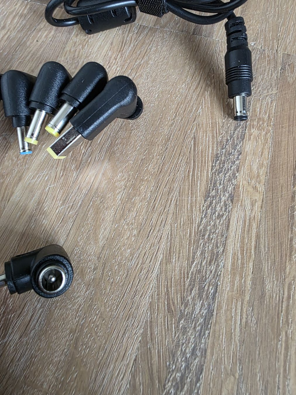 Caricabatterie: Intertronic Notebook Ladegerät 90W Universal mit 7 Adapterst – Usato da Zürich venduto da wur_z22w 3