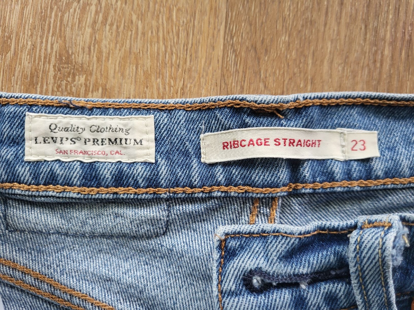 Levi's Jeans: Levis Jeans Straight Leg W23 L25 – Usato da Luzern venduto da ang_yjz9 2