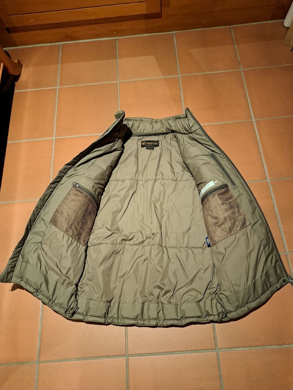 Carinthia Giacche: Carinthia HIG 4.0 Jacket, olive – Nuovo (secondo la descrizione) da Brenzikofen venduto da a.burkhard 2