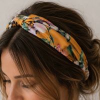 Frühlingshafter Haarband mit Blumenmuster & Schmuckdetail