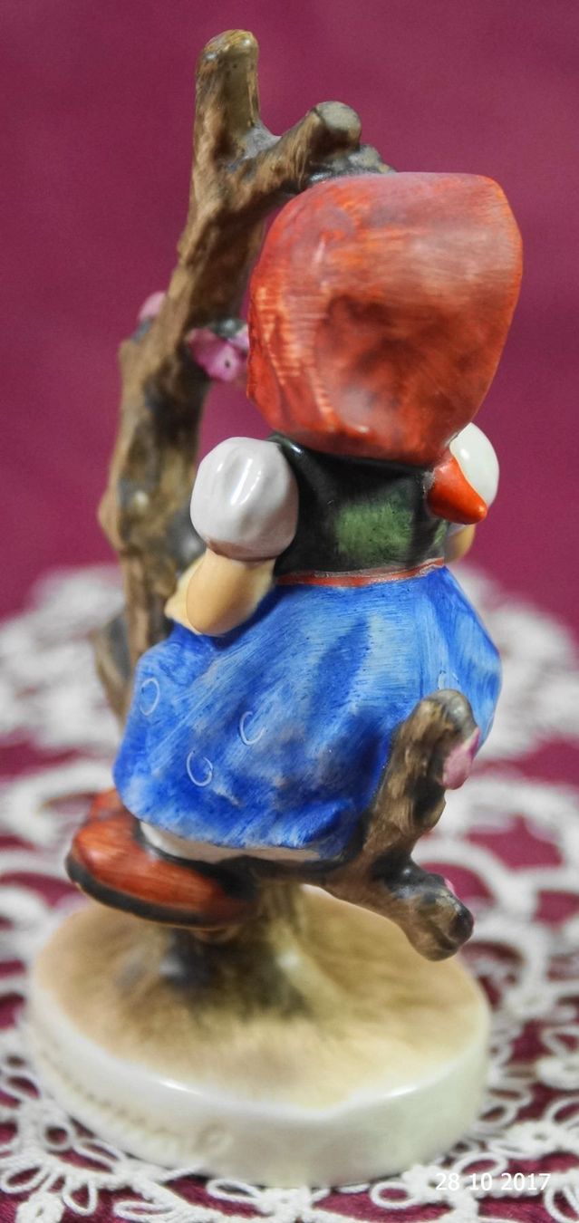 Statuette: Goebel Hummel Mädchen auf Baum 1979-90 – Usato da Basel venduto da The_Onliners 1