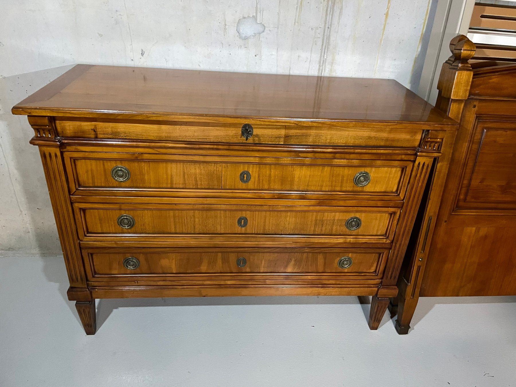 Letti: Chambre à coucher avec lits, commode et tables de chevet – Usato da Bussigny venduto da ch41