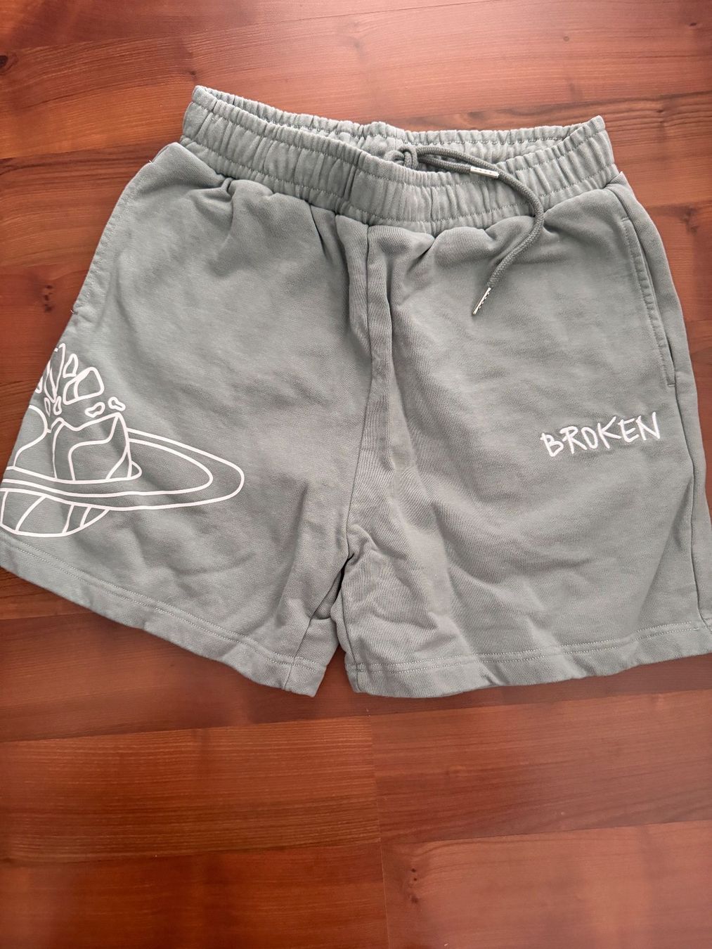 Pantaloni: Broken Planet Outer Space Shorts – Usato da Grabs venduto da Alvin13