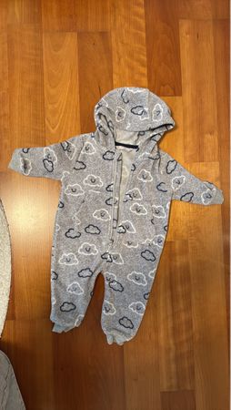 Flauschiger Baby Overall mit Wolken Muster, Grösse 62/68