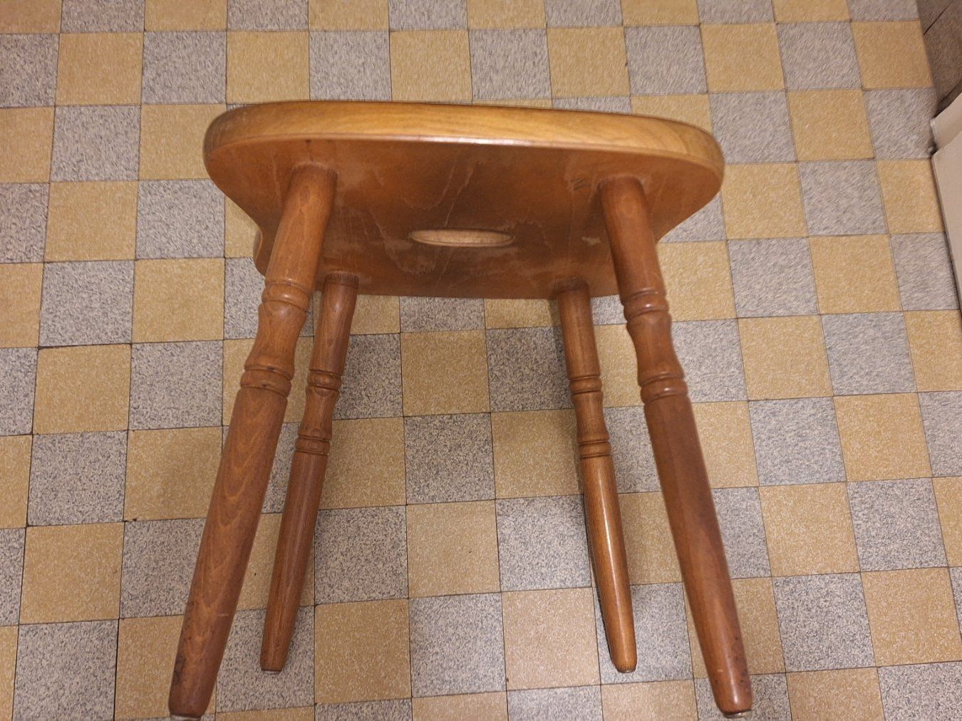 Tabourets: Vintage , robuster Holz- Hocker mit Eingriff – D'occasion à Arlesheim par shopradl 7