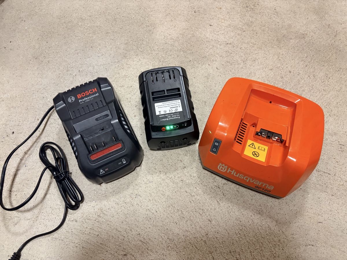 Accus & piles: Lot batterie chargeur – D'occasion à Porrentruy par man_y2gv