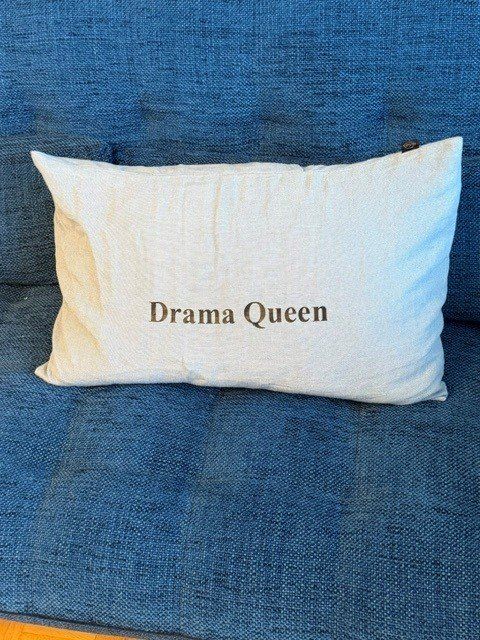 Cuscini: Coussin rectangulaire "Drama Queen" en lin bleu ciel – Usato da Gland venduto da chr_h8qc