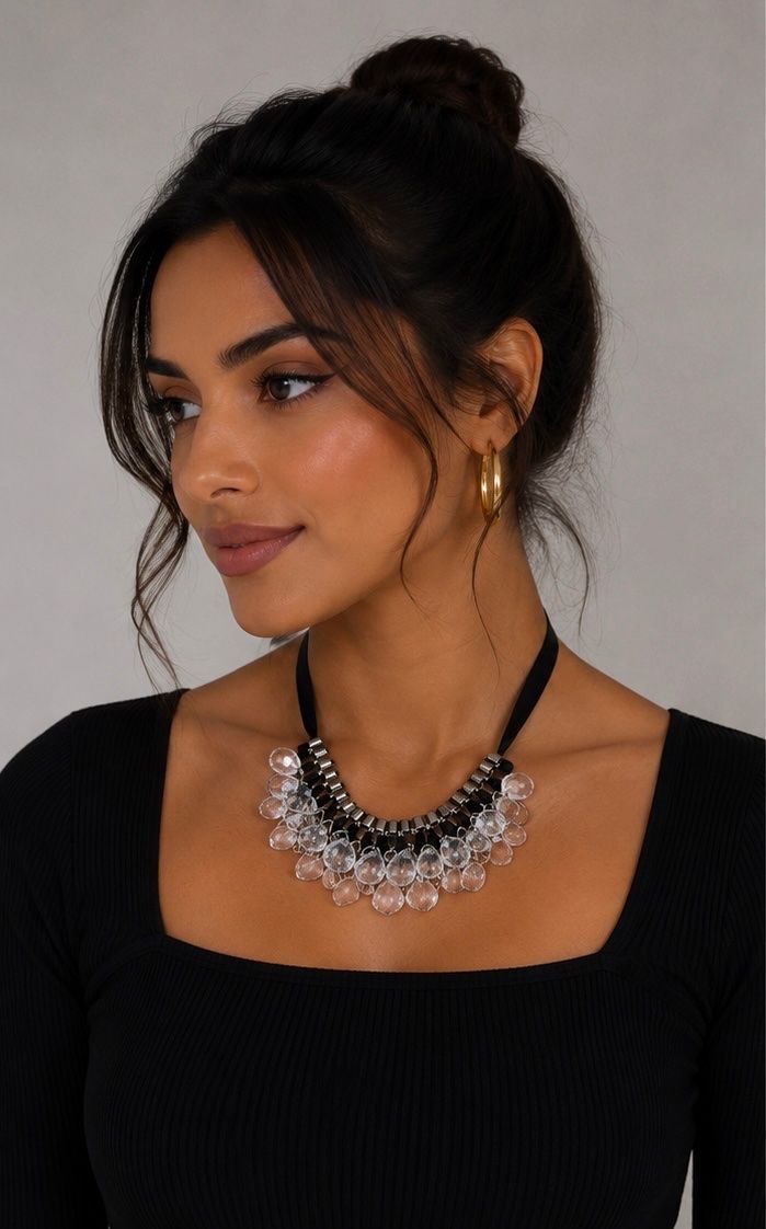 Catenine: COLLIER PLASTRON RUBAN NOIR ET PERLES – Usato da Lausanne venduto da mau_6tnl