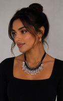 COLLIER PLASTRON RUBAN NOIR ET PERLES