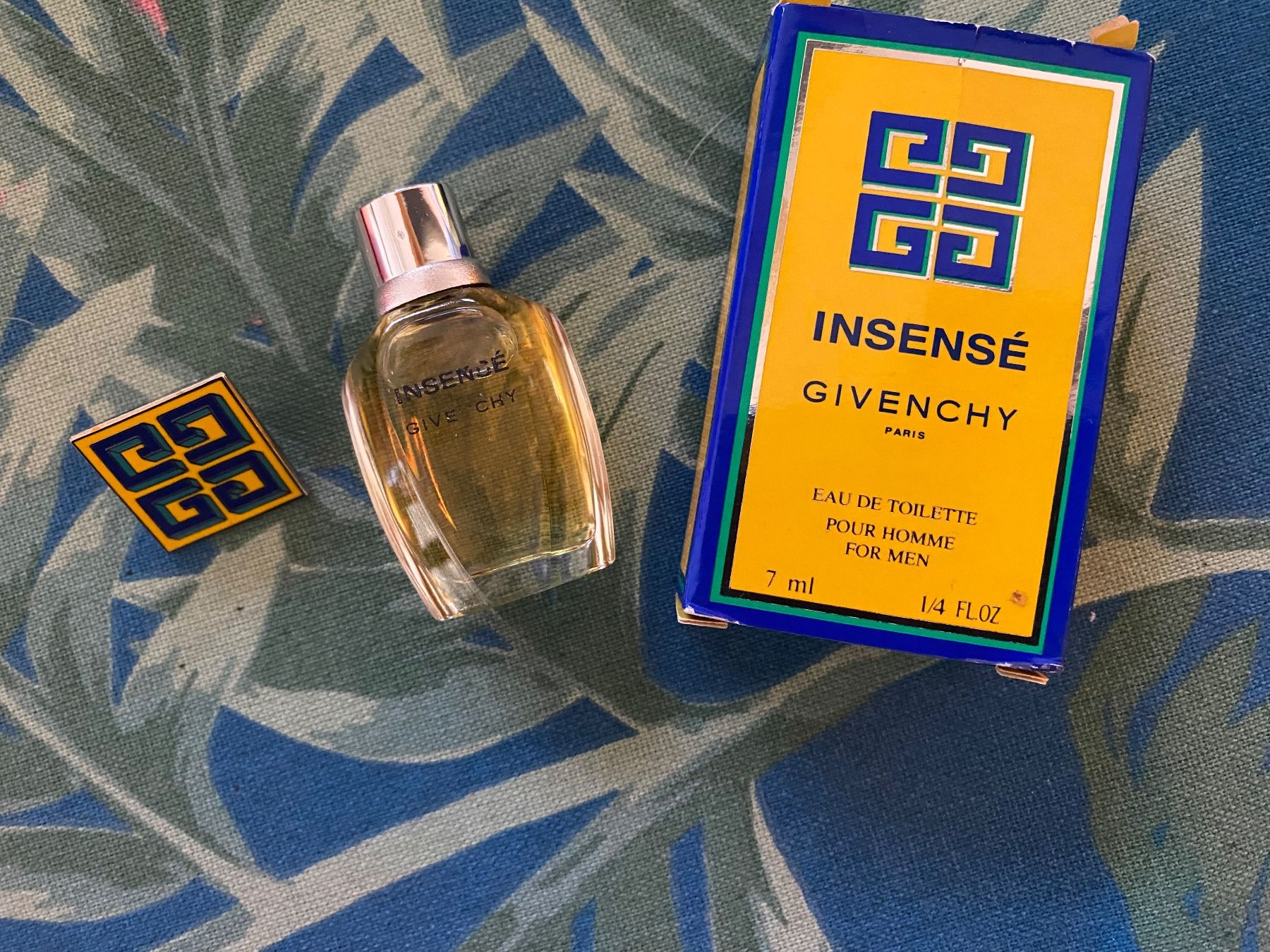 Givenchy Parfum & Eau de Toilette: Miniature Insensé de Givenchy avec pin's – Neu und originalverpackt aus Bouveret von wes_7zll