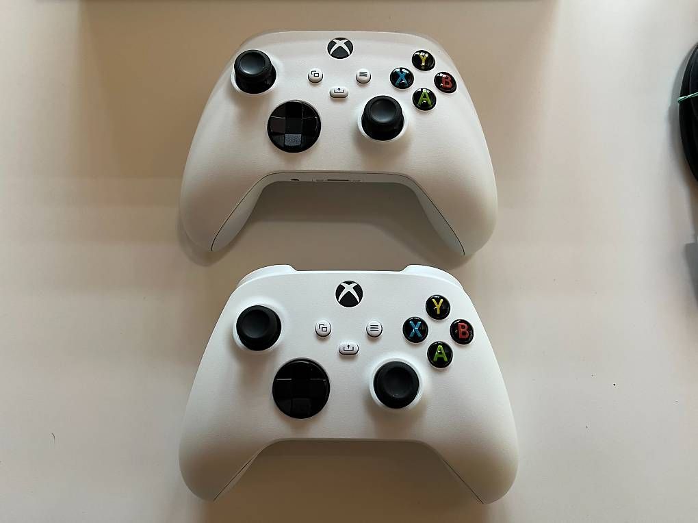 Microsoft Consoles: XBOX Series S Konsole mit 2 Controllern – D'occasion à Aadorf par philytastic 2