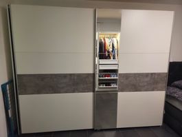Kleiderschrank