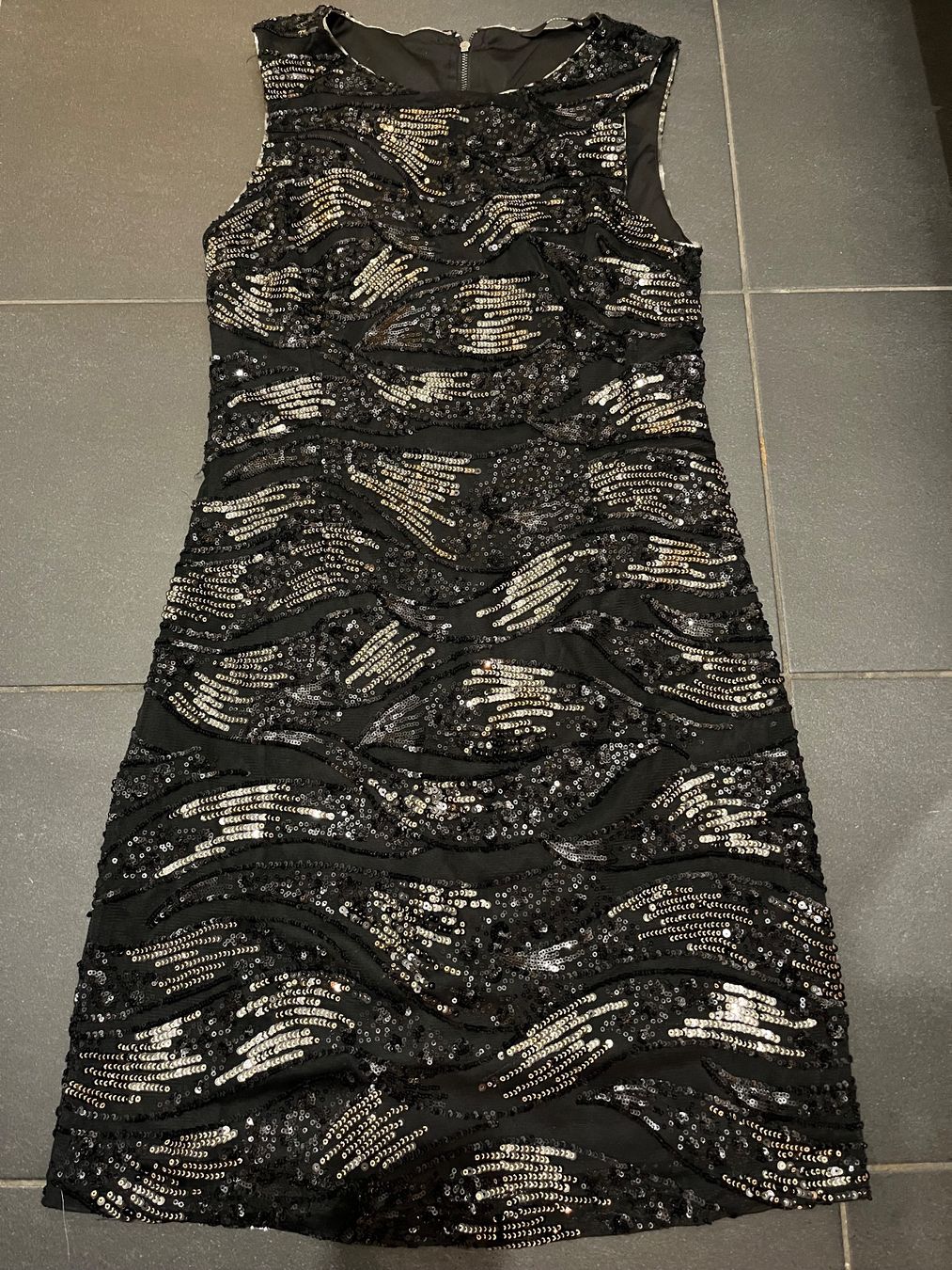 Only Vestiti: New brilliant luxury black dress  size S – Nuovo (secondo la descrizione) da Chêne-Bougeries venduto da Seetooyoo 1