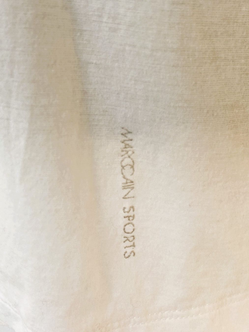 Marc Cain T-Shirts: MARCCAIN weisses Basic Shirt mit Perlmuttknöpfen N3 – Gebraucht aus Allschwil von Rosenfee 3