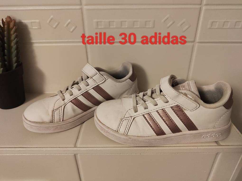 Schuhe für Jungen: Adidas enfant taille 30 – Gebraucht aus fribourg von pegalex