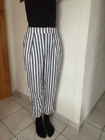Gestreifte Sommerhose von Stradivarius, Gr. M